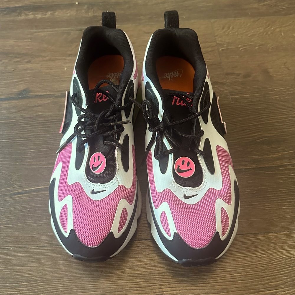 Women’s Nike sneakers Size 9.5 lightly used…no box..good condition